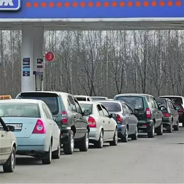 Некоторые россияне могут обслуживаться на АЗС без очереди