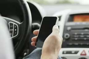 Могут ли водителя оштрафовать за телефон в руке?