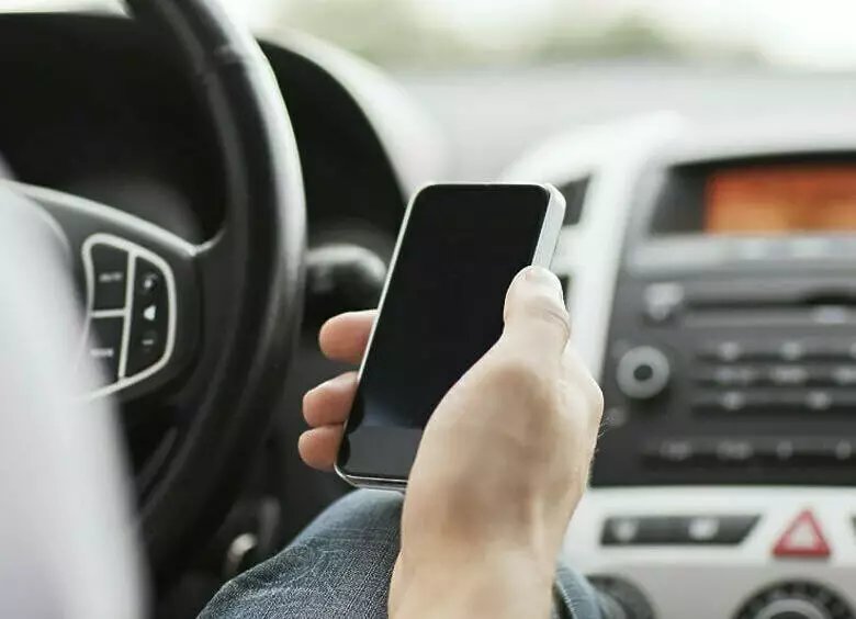 Могут ли водителя оштрафовать за телефон в руке?